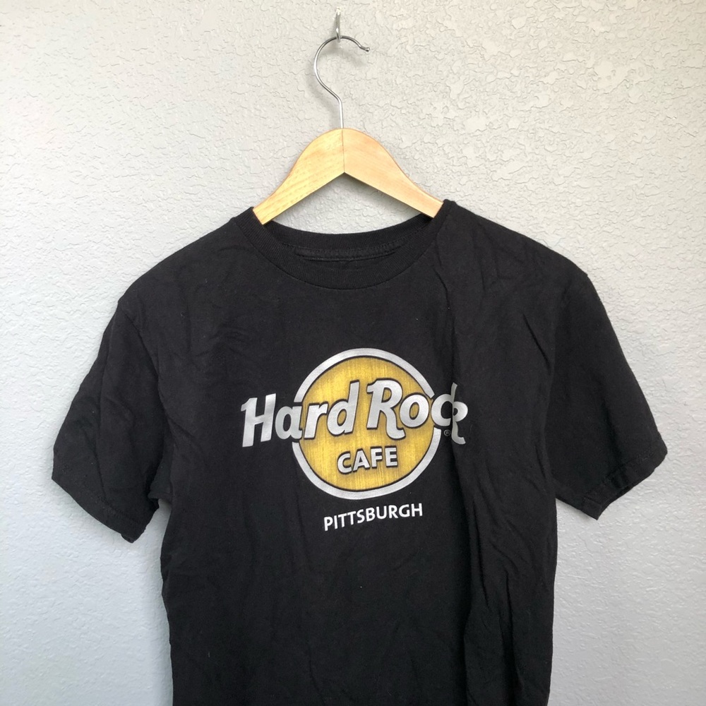Hard-rock cafe big logo shirt in black/gold